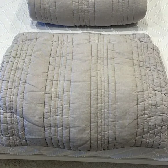 Reversible Quilt & Sham Set - Stone Cottage - like new!